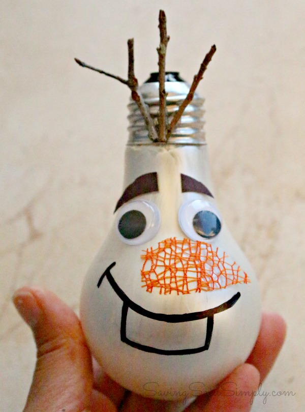 DIY Olaf ornament kids craft Olaf easy craft This DIY Olaf Christmas craft is the perfect diy Christmas ornament craft for Disney fans. Do you have a Frozen fan in the house? Create this ornament for them and make them smile. #Craft #DIY #ChristmasCraft #DIYOrnament