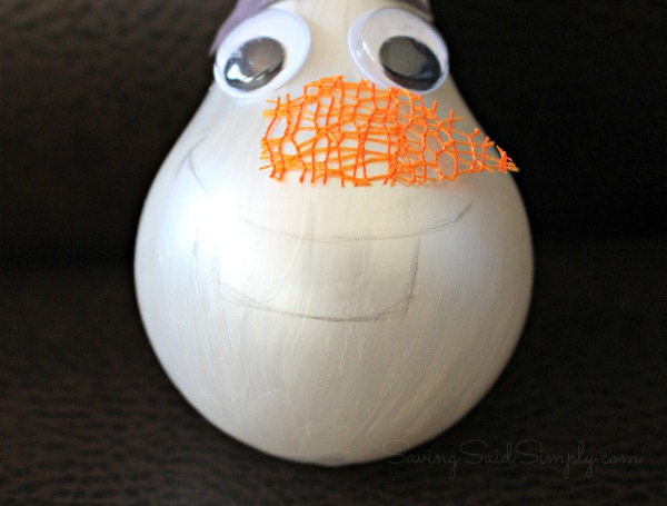 DIY Olaf ornament kids craft Olaf ornament diy This DIY Olaf Christmas craft is the perfect diy Christmas ornament craft for Disney fans. Do you have a Frozen fan in the house? Create this ornament for them and make them smile. #Craft #DIY #ChristmasCraft #DIYOrnament