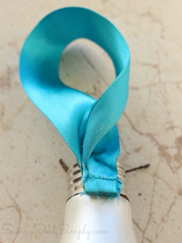 DIY Olaf ornament kids craft DIY Disney frozen ornament This DIY Olaf Christmas craft is the perfect diy Christmas ornament craft for Disney fans. Do you have a Frozen fan in the house? Create this ornament for them and make them smile. #Craft #DIY #ChristmasCraft #DIYOrnament