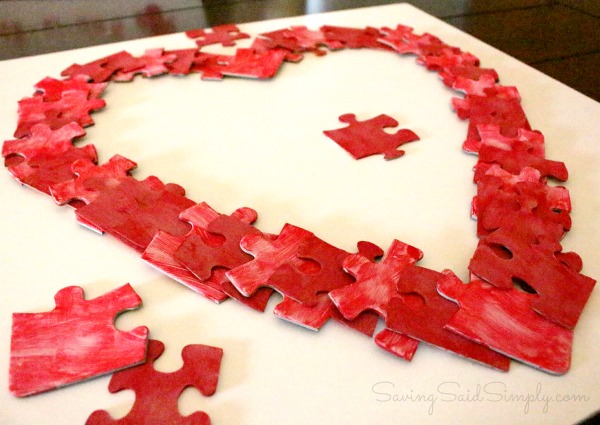 Valentine's Day Kids Craft Puzzle Wreath | Upcycle your old puzzle pieces for this crafty heart wreath craft idea! Perfect for kids to make as a diy mother's day gift #DIY #valentinesCraft #MothersDayCraft #KidsCraft 