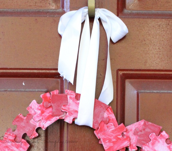 Valentine's Day Kids Craft Puzzle Wreath | Upcycle your old puzzle pieces for this crafty heart wreath craft idea! Perfect for kids to make as a diy mother's day gift #DIY #valentinesCraft #MothersDayCraft #KidsCraft 