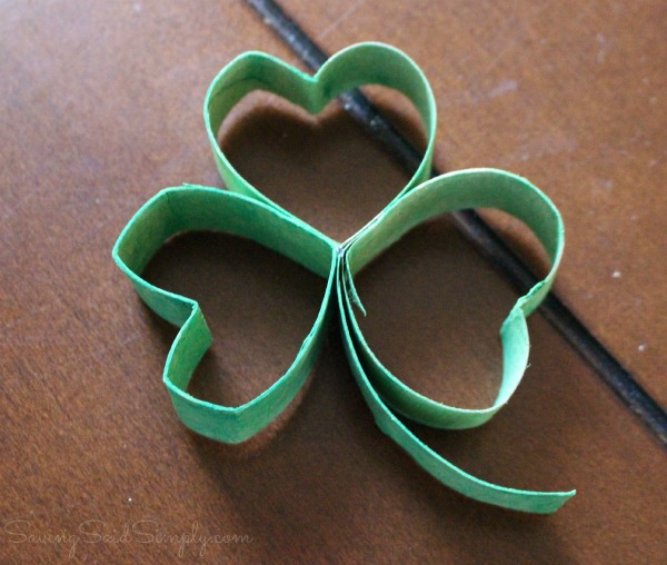 Easy St. Patrick's day kids craft shamrock garland Easy shamrock craft