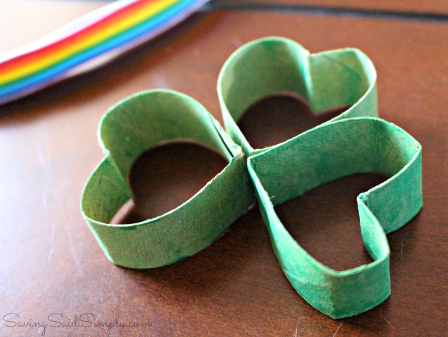 Easy St. Patrick's day kids craft shamrock garland Easy shamrock kids craft