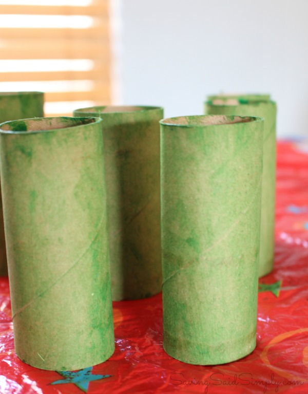 Easy St. Patrick's day kids craft shamrock garland Easy st patricks day toilet paper craft