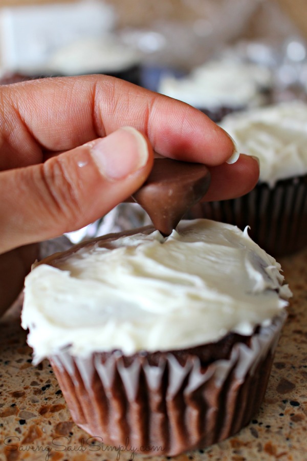 DIY panda cupcakes Disneyside How to panda cupcakes