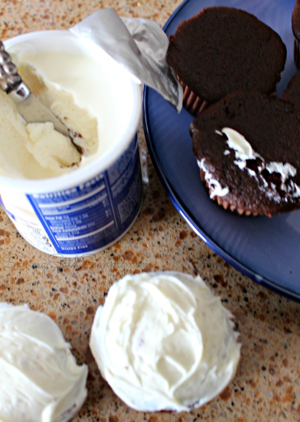 DIY panda cupcakes Disneyside Panda cupcake tutorial