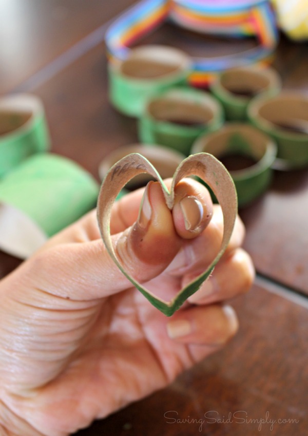 Easy St. Patrick's day kids craft shamrock garland Toilet paper st patricks day craft