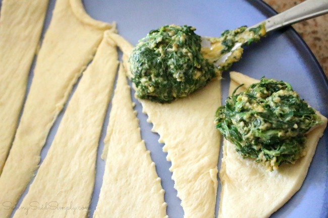 Best Spinach Appetizer Recipe | Mom's Spinach Crescents - A family recipe, taste tested, adult & kid approved. Delicious spinach bites for entertaining - Easy recipe for entertaining - #Recipe #Appetizer 