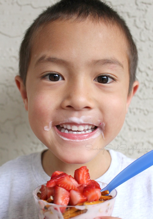 Strawberry pretzel parfait recipe perfect afternoon snack Strawberry Pretzel Parfait Recipe | Perfect Afternoon Snack - This Sweet & Salty Parfait is perfect for an afternoon snack. Kid approved #SnackRecipe #Recipe #HealthyRecipe