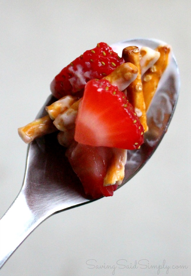 Strawberry pretzel parfait recipe perfect afternoon snack Strawberry Pretzel Parfait Recipe | Perfect Afternoon Snack - This Sweet & Salty Parfait is perfect for an afternoon snack. Kid approved #SnackRecipe #Recipe #HealthyRecipe