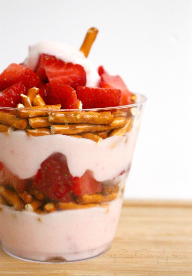 Strawberry pretzel parfait recipe perfect afternoon snack Strawberry Pretzel Parfait Recipe | Perfect Afternoon Snack - This Sweet & Salty Parfait is perfect for an afternoon snack. Kid approved #SnackRecipe #Recipe #HealthyRecipe