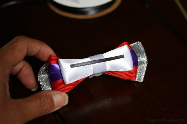 Baymax hair bow tutorial No Sew Baymax Hair Bow for Girls DIY - Create an adorable Disney inspired hair bow for your little girl! This Big Hero 6 inspired accessory is easy to make, no sewing required! Perfect Disneybounding, style piece to make at home #Disney #DisneyBounding #Craft