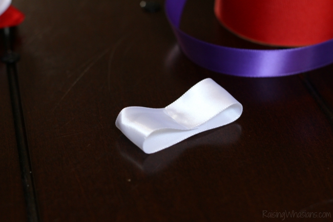DIY Baymax hair bow No Sew Baymax Hair Bow for Girls DIY - Create an adorable Disney inspired hair bow for your little girl! This Big Hero 6 inspired accessory is easy to make, no sewing required! Perfect Disneybounding, style piece to make at home #Disney #DisneyBounding #Craft