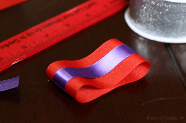 DIY big hero 6 bow No Sew Baymax Hair Bow for Girls DIY - Create an adorable Disney inspired hair bow for your little girl! This Big Hero 6 inspired accessory is easy to make, no sewing required! Perfect Disneybounding, style piece to make at home #Disney #DisneyBounding #Craft