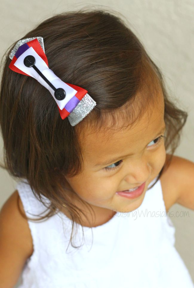 DIY Disney hair bow No Sew Baymax Hair Bow for Girls DIY - Create an adorable Disney inspired hair bow for your little girl! This Big Hero 6 inspired accessory is easy to make, no sewing required! Perfect Disneybounding, style piece to make at home #Disney #DisneyBounding #Craft