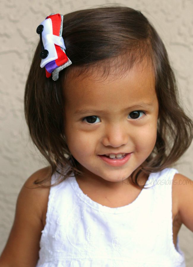 Girls Baymax hair bow No Sew Baymax Hair Bow for Girls DIY - Create an adorable Disney inspired hair bow for your little girl! This Big Hero 6 inspired accessory is easy to make, no sewing required! Perfect Disneybounding, style piece to make at home #Disney #DisneyBounding #Craft