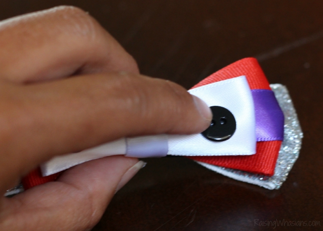 How to Disney hair bow No Sew Baymax Hair Bow for Girls DIY - Create an adorable Disney inspired hair bow for your little girl! This Big Hero 6 inspired accessory is easy to make, no sewing required! Perfect Disneybounding, style piece to make at home #Disney #DisneyBounding #Craft