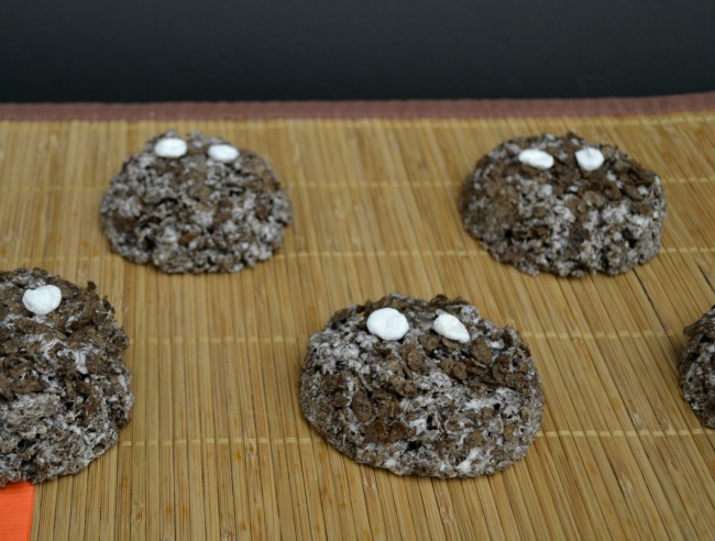 Spider crispy treats recipe with cocoa pebbles Cocoa pebbles spider crispy treats