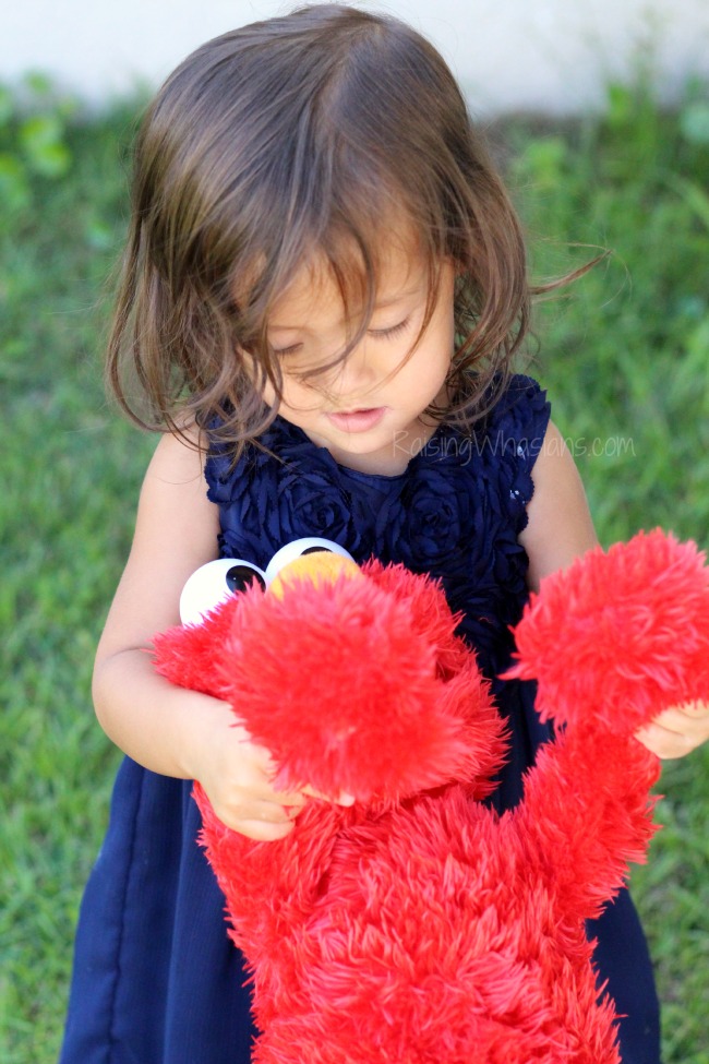 Play all day Elmo features