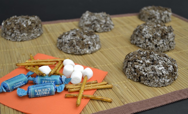 Spider crispy treats recipe with cocoa pebbles Spider crispy treats tutorial