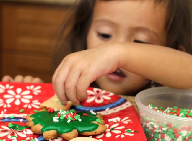 Spread Cheer with Palm Tree Christmas Cookies | make these unique Florida-inspired sugar cookies for your next holiday cookie exchange party! #CookieParty #Christmas
