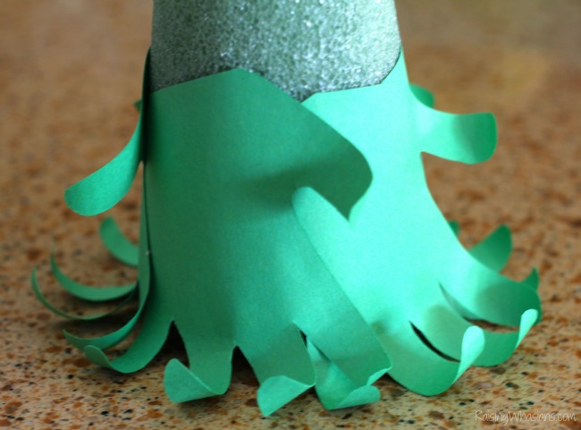 Easy 3D Handprint Christmas Tree Craft | Make a unique and adorable holiday keepsake with this handprint inspired easy Christmas craft for your kids - #Christmas #Craft #DIY #KidsCraft