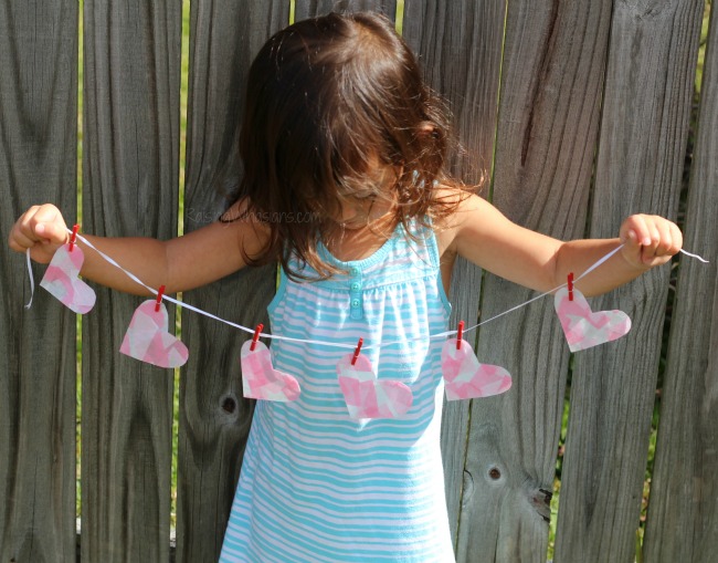 Mosaic heart Valentine's day banner kids craft Adorable valentines day banner craft Mosaic Heart Valentine's Day Banner Kids Craft | make this adorable and easy Valentine's day craft for kids. Perfect heart banner to hang in the window. #kidscraft #valentines #DIY #Crafts