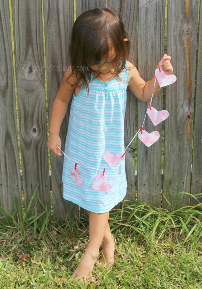 Mosaic heart Valentine's day banner kids craft Easy heart banner Mosaic Heart Valentine's Day Banner Kids Craft | make this adorable and easy Valentine's day craft for kids. Perfect heart banner to hang in the window. #kidscraft #valentines #DIY #Crafts