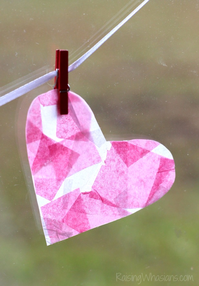 Mosaic heart Valentine's day banner kids craft Tissue paper heart craft Mosaic Heart Valentine's Day Banner Kids Craft | make this adorable and easy Valentine's day craft for kids. Perfect heart banner to hang in the window. #kidscraft #valentines #DIY #Crafts