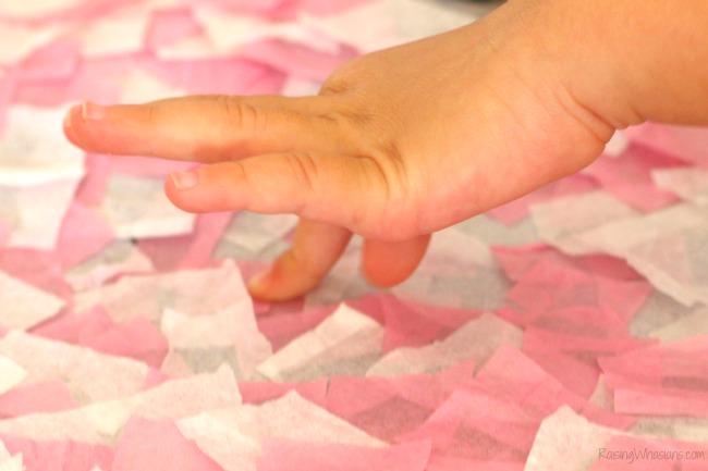 Mosaic heart Valentine's day banner kids craft Valentines day tissue paper craft for toddlers Mosaic Heart Valentine's Day Banner Kids Craft | make this adorable and easy Valentine's day craft for kids. Perfect heart banner to hang in the window. #kidscraft #valentines #DIY #Crafts
