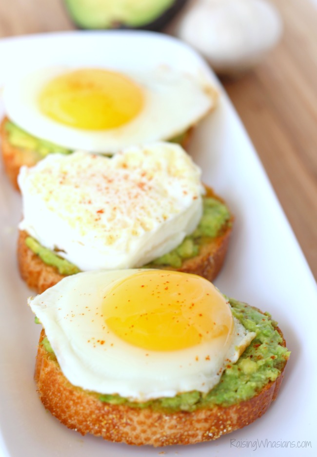 Easy Avocado Toast with Egg Recipe | Make this savory breakfast recipe featuring homemade garlic toast & fresh avocado, topped with a home cooked egg #breakfast #Recipe #healthyrecipe