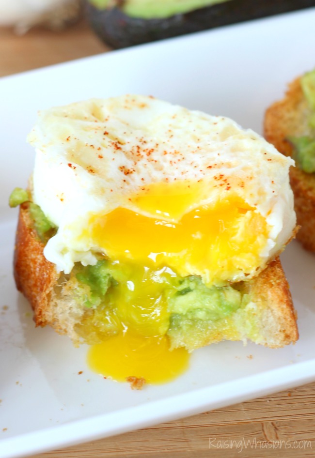 Easy Avocado Toast with Egg Recipe | Make this savory breakfast recipe featuring homemade garlic toast & fresh avocado, topped with a home cooked egg #breakfast #Recipe #healthyrecipe