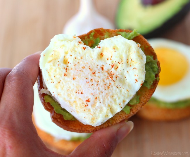 Easy Avocado Toast with Egg Recipe | Make this savory breakfast recipe featuring homemade garlic toast & fresh avocado, topped with a home cooked egg #breakfast #Recipe #healthyrecipe