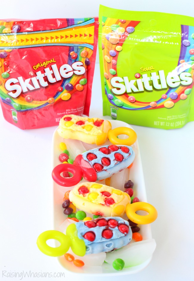 Captain America Civil War Popsicles - Sweet vs Sour | Make these easy Captain America and Iron Man popsicles for your next movie! Perfect for parties #Recipe #Dessert #KidsRecipe