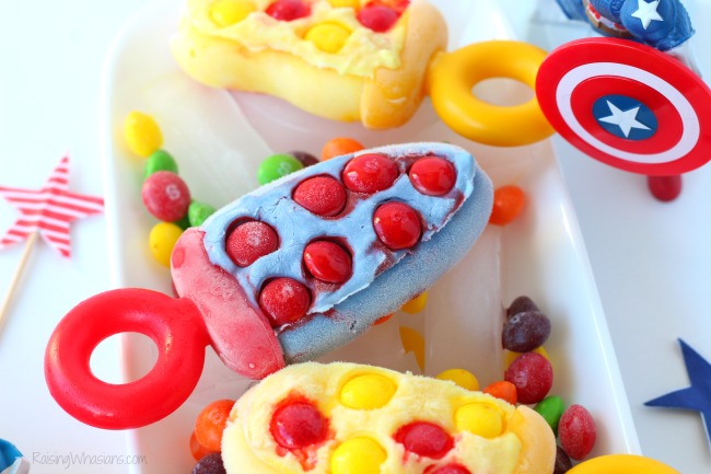 Captain America Civil War Popsicles - Sweet vs Sour | Make these easy Captain America and Iron Man popsicles for your next movie! Perfect for parties #Recipe #Dessert #KidsRecipe