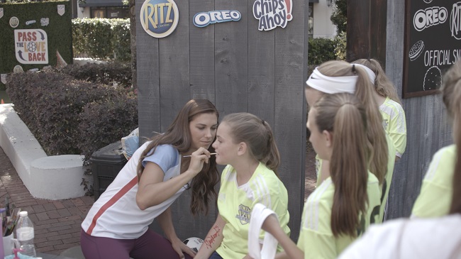 Alex Morgan Orlando pass the love