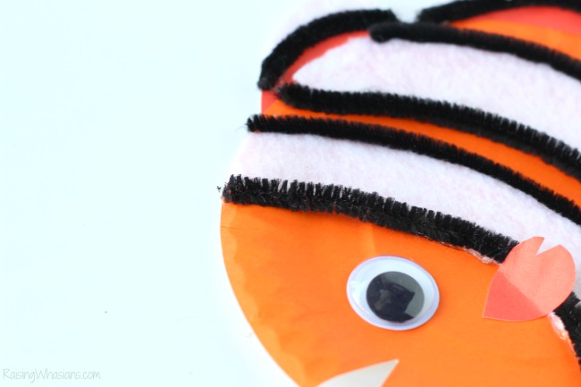 Easy finding Dory craft Finding Dory Craft Paper Plate Puppets #FindingDoryEvent | Easy DIY Finding Dory Craft Idea with paper plates & Disney inspiration. Make Nemo & Dory #FindingNemo #FindingDory #Disney #Craft #PartyPlanning #DIY #DisneyParty #DisneyDIY
