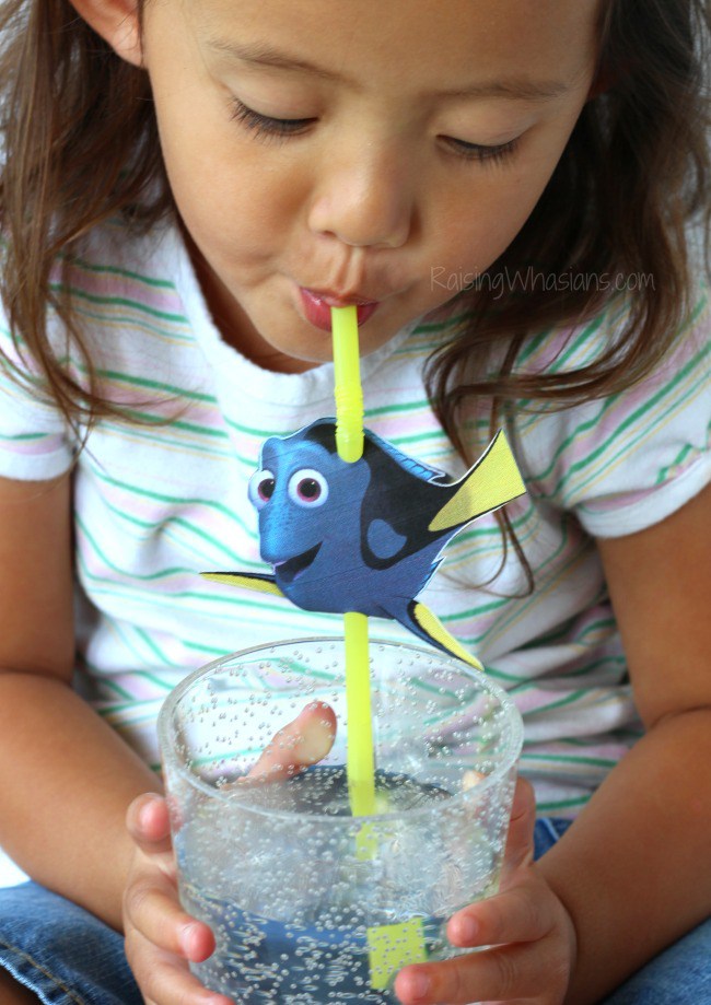 Easy finding Dory craft idea Finding Dory Craft Paper Plate Puppets #FindingDoryEvent | Easy DIY Finding Dory Craft Idea with paper plates & Disney inspiration. Make Nemo & Dory #FindingNemo #FindingDory #Disney #Craft #PartyPlanning #DIY #DisneyParty #DisneyDIY