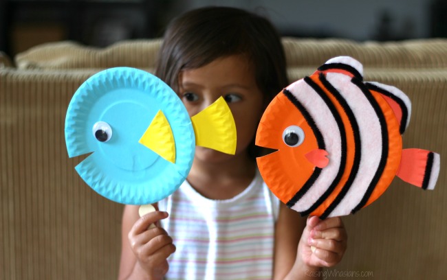 Finding Dory puppets diy Finding Dory Craft Paper Plate Puppets #FindingDoryEvent | Easy DIY Finding Dory Craft Idea with paper plates & Disney inspiration. Make Nemo & Dory #FindingNemo #FindingDory #Disney #Craft #PartyPlanning #DIY #DisneyParty #DisneyDIY