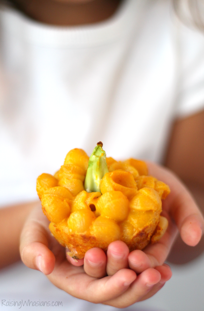 Easy mac n cheese cups pumpkin Easy Pumpkin Mac N Cheese Cups | Kid-friendly macaroni and cheese cups for fall, in the shape of a pumpkin! Perfect organic side dish, easy to make #Recipe #KidsRecipe
