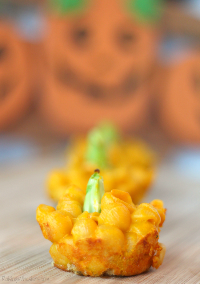 Easy mac n cheese cups Easy Pumpkin Mac N Cheese Cups | Kid-friendly macaroni and cheese cups for fall, in the shape of a pumpkin! Perfect organic side dish, easy to make #Recipe #KidsRecipe