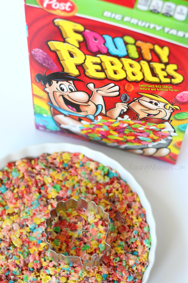 Fruity pebbles recipe ideas dessert Ocean Bento Lunch Ideas + Pearl Oyster Cereal Treats | head back-to-school with this list of easy bento lunchbox ideas + pearl oyster cereal treats #Recipe #Dessert #Snack