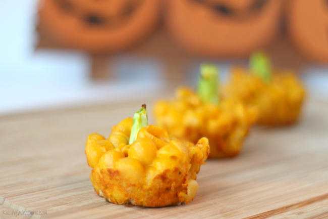 Mac n cheese cups fall Easy Pumpkin Mac N Cheese Cups | Kid-friendly macaroni and cheese cups for fall, in the shape of a pumpkin! Perfect organic side dish, easy to make #Recipe #KidsRecipe