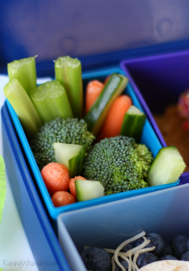 Ocean bento ideas veggies Ocean Bento Lunch Ideas + Pearl Oyster Cereal Treats | head back-to-school with this list of easy bento lunchbox ideas + pearl oyster cereal treats #Recipe #Dessert #Snack