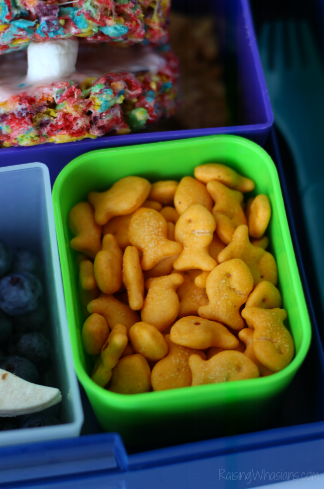 Under the sea lunch ideas Ocean Bento Lunch Ideas + Pearl Oyster Cereal Treats | head back-to-school with this list of easy bento lunchbox ideas + pearl oyster cereal treats #Recipe #Dessert #Snack