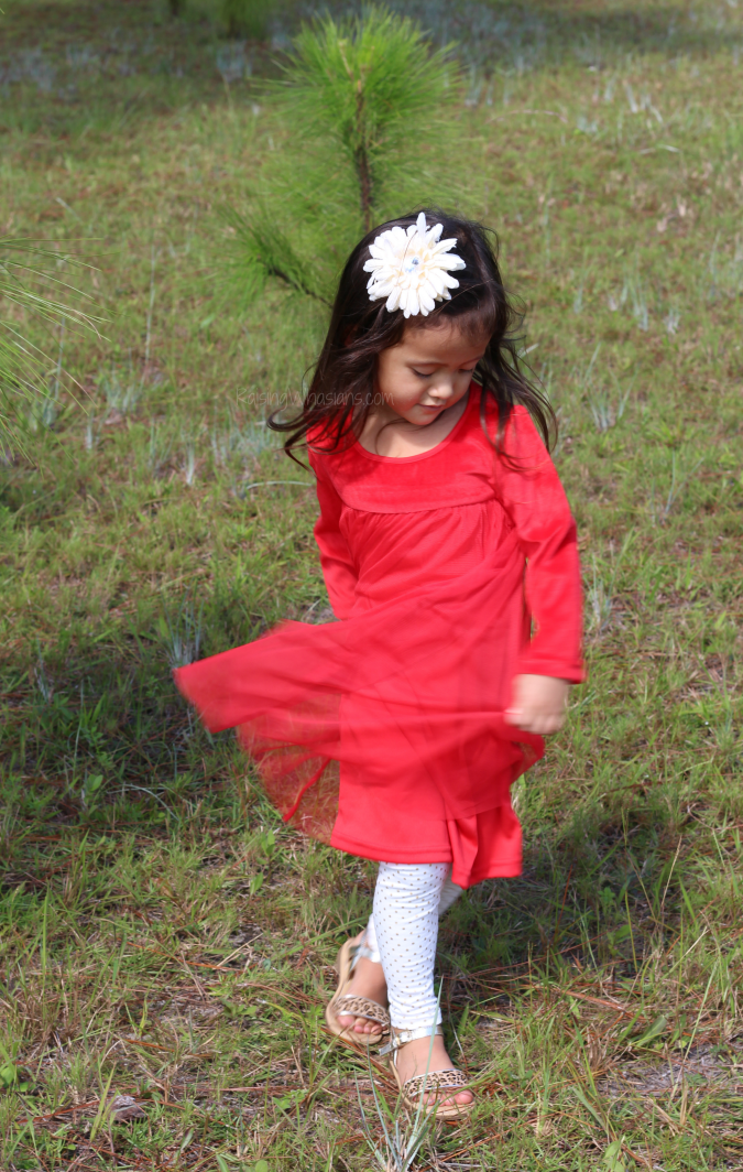 5 Tips for the Best Toddler Holiday Photos + Best Deals on Kids Clothes - Raising Whasians Holiday photos with toddlers