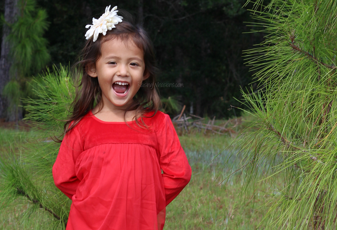 5 Tips for the Best Toddler Holiday Photos + Best Deals on Kids Clothes - Raising Whasians Toddler holiday photo tips