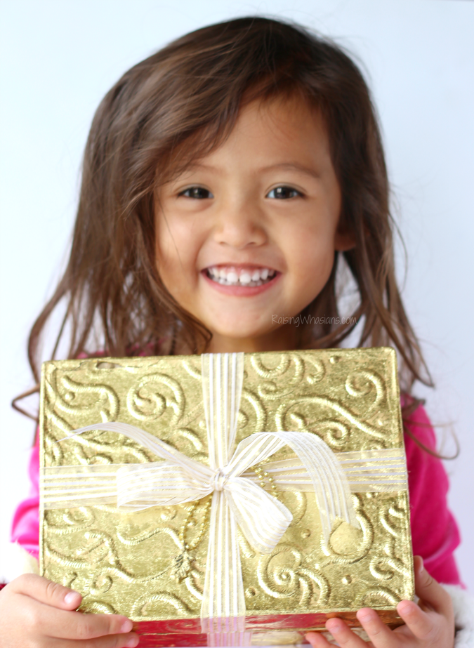 10 Ways Families Can Give Back This Holiday Season - Raising Whasians Giving back ideas for families
