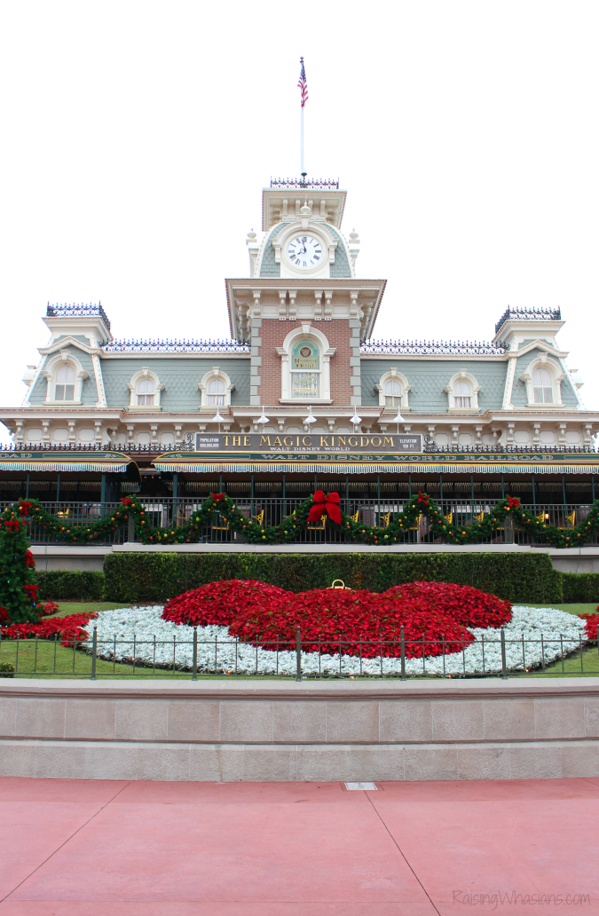 Family Guide to Mickey's Very Merry Christmas Party #VeryMerry - Raising Whasians Disney very merry Christmas party tips