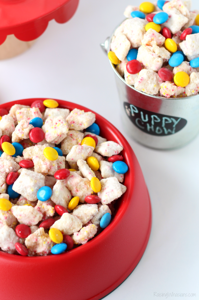 The Secret Life of Pets Puppy Chow & Family Movie Night Ideas | Make an easy The Secret Life of Pets inspired snack + ideas for a pet inspired movie party #PartyPlanning #Recipe 